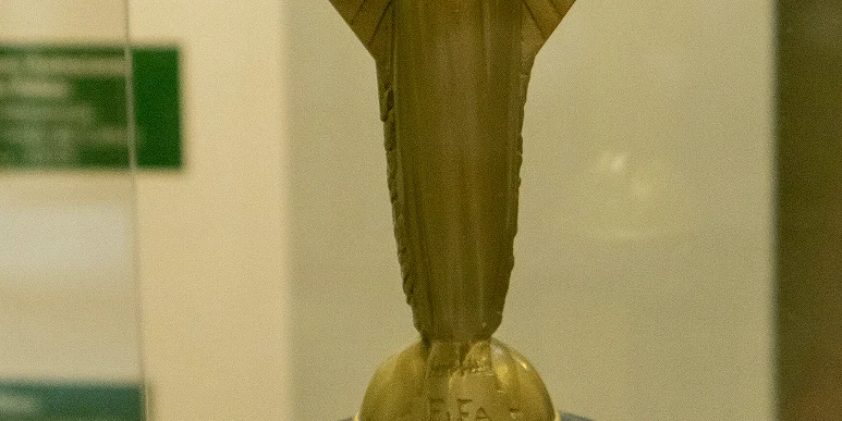 莫德里奇在中圈附近接球转身的画面(面对高位压迫的处理)